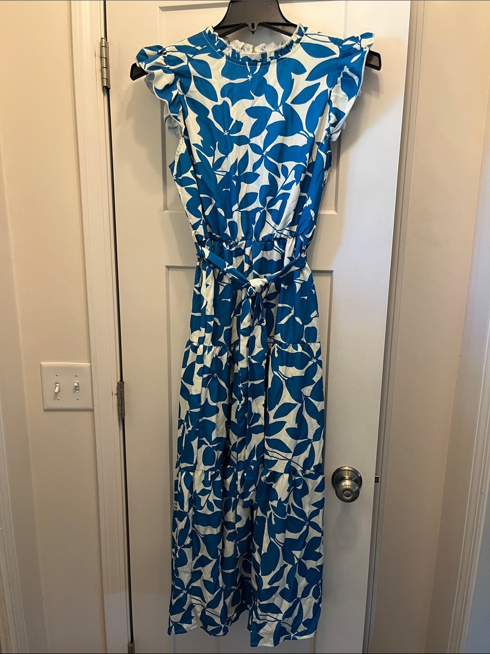 Blue‎ and White Leaf-Print Sleeveless Maxi Dress